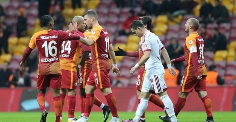 Aslan evinde kükredi