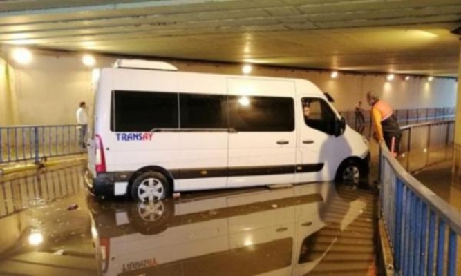 İstanbul'da araçlar mahsur kaldı!