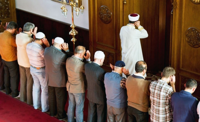 Mecliste Cuma namazı kılmalarına izin verilmedi