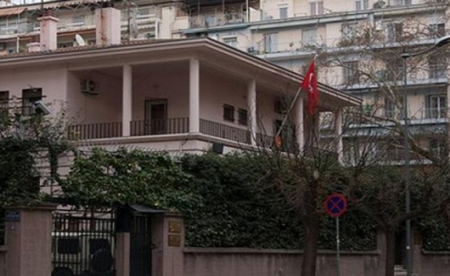 Türk konsolosluğuna 60 molotof atıldı: Binanın çevresi savaş alanına döndü