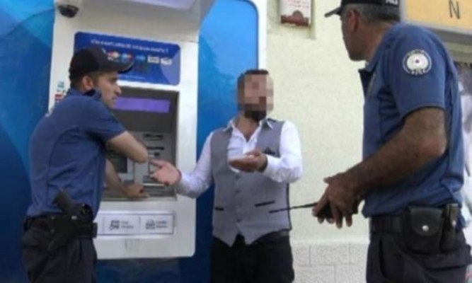 Kira parasını yutan ATM'yi yumrukladı