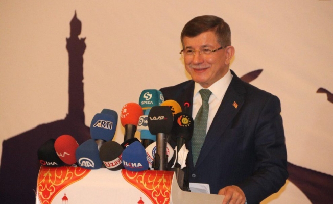 VİDEO | Davutoğlu kürsüye böyle davet edildi: Serok Vezir Prof. Dr.