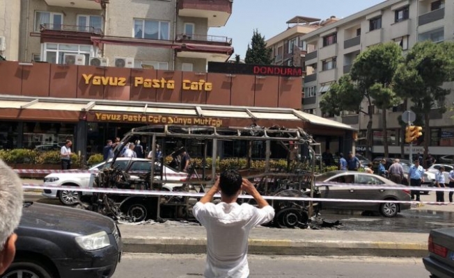 Minibüs sürücüsü aracını ateşe verdi!