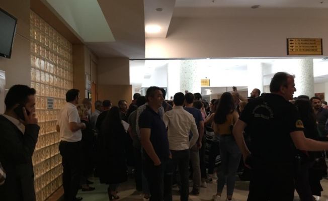 Gerici hakim avukatın etek boyunu beğenmedi, fotoğrafının çekilmesini istedi!