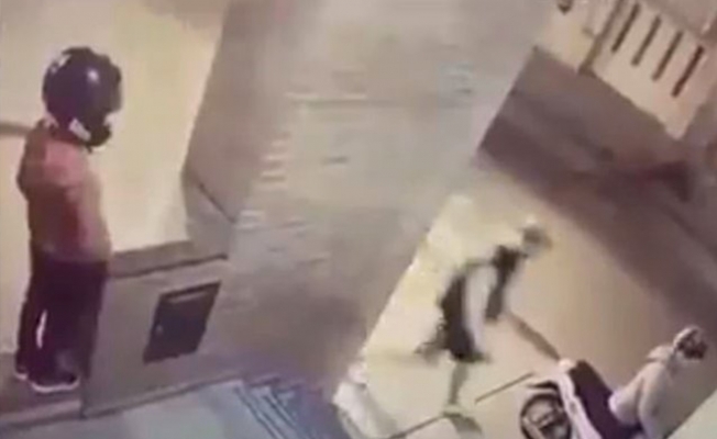 VİDEO | Hırsızı yumruklayarak annesini kurtaran küçük kız, sosyal medyayı salladı