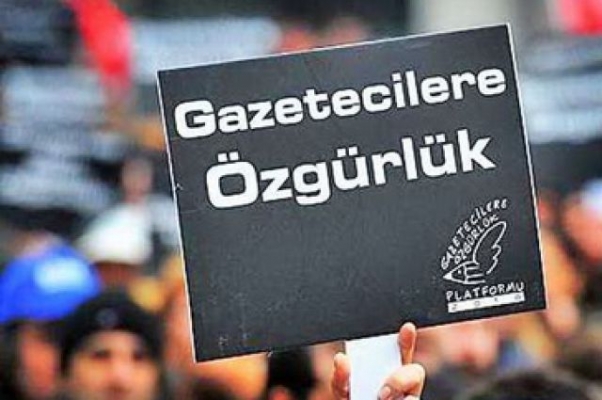 Gazeteciler yine nefes alamadı: 130 gazeteci hakim karşına çıktı