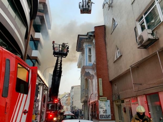 Kadıköy'de korkutan yangın!