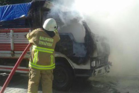 Pazarcı, polisin bağladığı kamyonetini yaktı