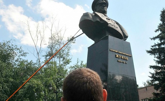 Ukrayna'da faşistler İkinci Dünya Savaşı kahramanının büstünü yıktı