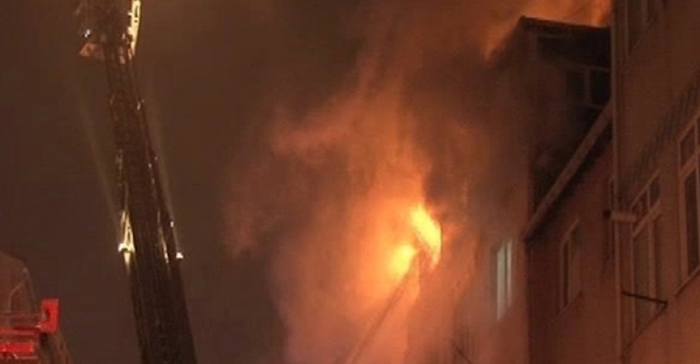 Üsküdar'da 4 katlı binada yangın