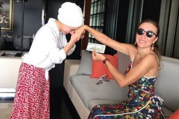 Turizm Bakanı'nın eşi tepkilere yol açan 'dolarlı' fotoğrafını sildi