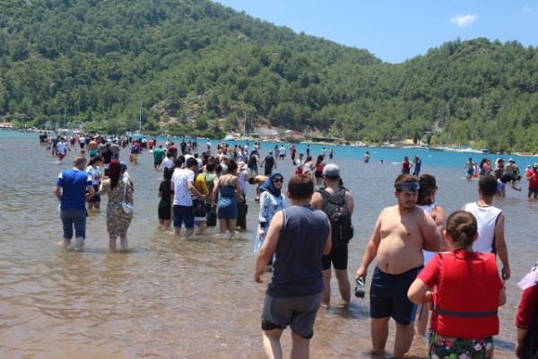 19 yaşındaki genç herkesin gözü önünde boğularak can verdi