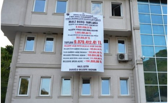 MHP’li başkan Tunceli'ye özenip afiş astırdı, AKP'li eski başkan kızınca da jet hızıyla kaldırdı