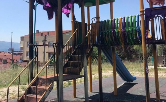 Çocuk parkını benzin döküp ateşe verdiler