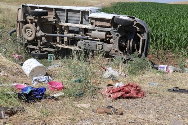 İşçileri taşıyan pikap devrildi