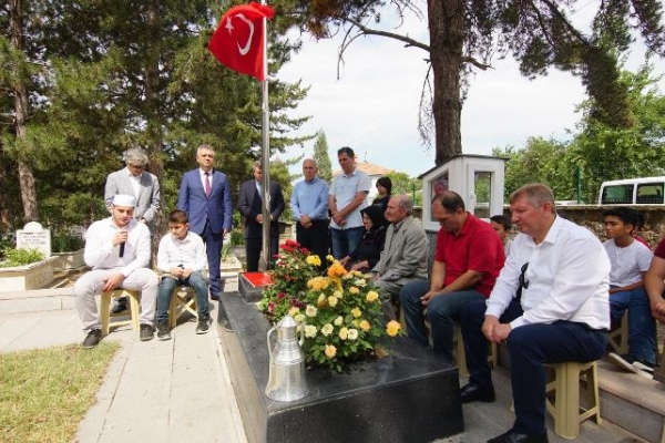 Şehit Aybüke öğretmen kabri başında anıldı