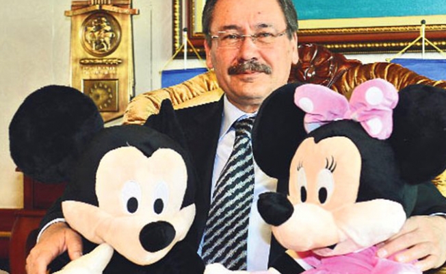 İslamcı yazar Gökçek'e yüklendi: Edepsiz resim...