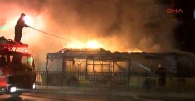 İstanbul Sultangazi'de İETT otobüsü yakıldı