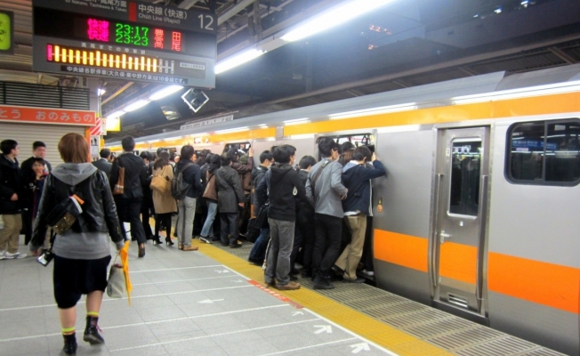 Uyanık yolcu metroda koltuğunu satışa çıkardı!