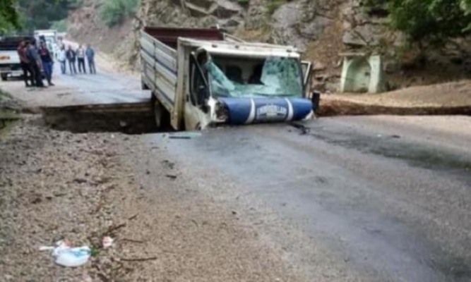 Adana’da yol çöktü, kamyonet çukura düştü