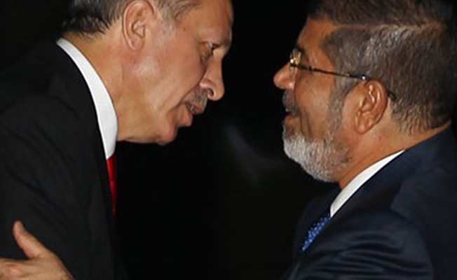 Şeriatçı Mursi, mahkeme salonunda öldü!