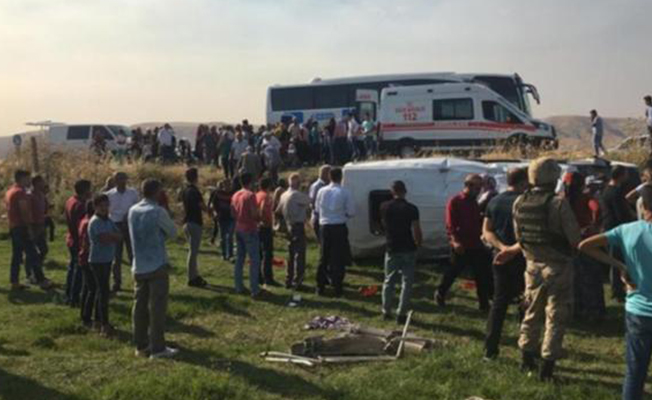 İşçileri taşıyan minibüs devrildi: Çok sayıda yaralı var