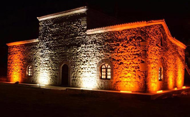 Kıraatınız batsın: 300 yıllık türbeyi 'millet kıraathanesi' yaptılar