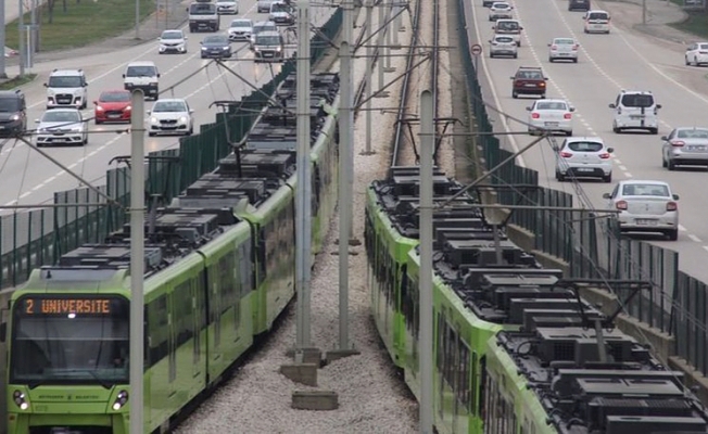 Metroya yıldırım düştü