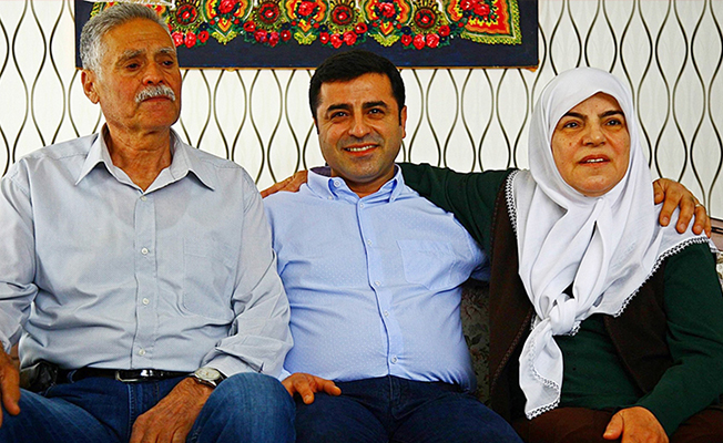 Selahattin Demirtaş'ın annesi konuştu: Ona siyaset yaptırmayacağım