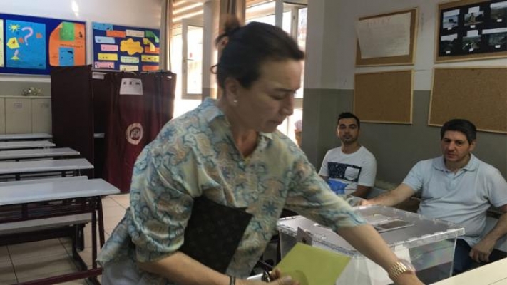 Oy kullanan Demet Akbağ'dan ince gönderme