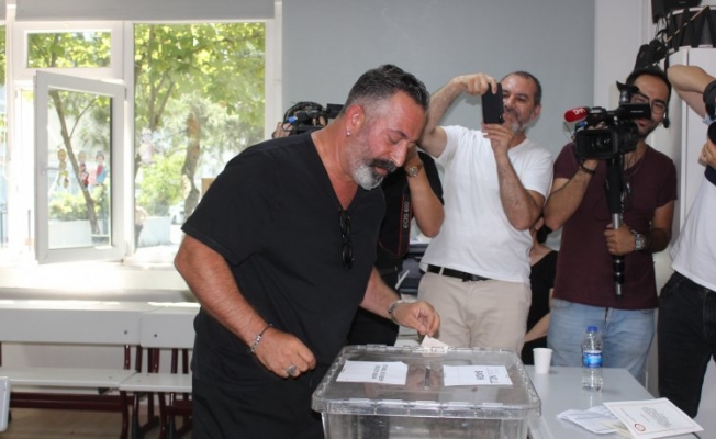 Oy kullanan Cem Yılmaz: Hadi eyvallah!