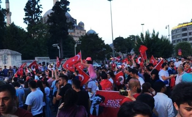 İBB önünde zafer kutlamaları