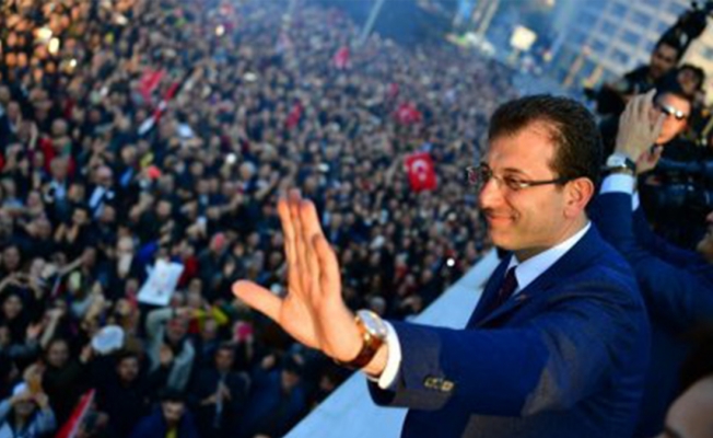 Balkona bu kez halk çıktı!