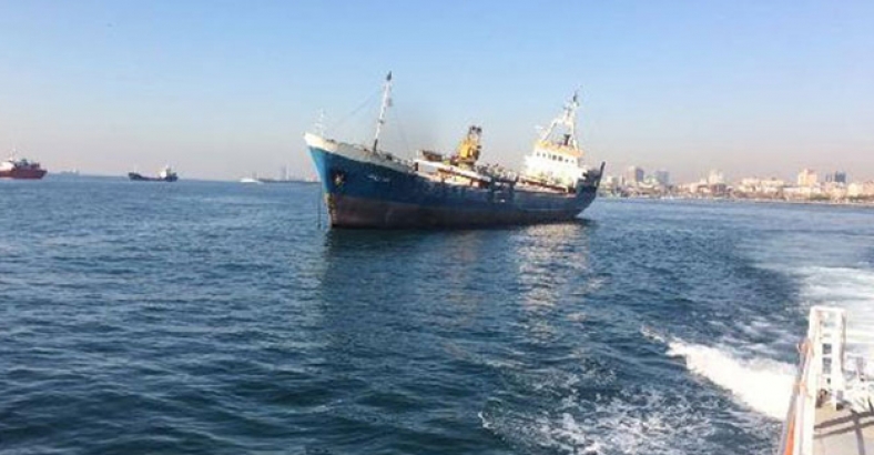 Zeytinburnu'nda demirli gemi yan yattı