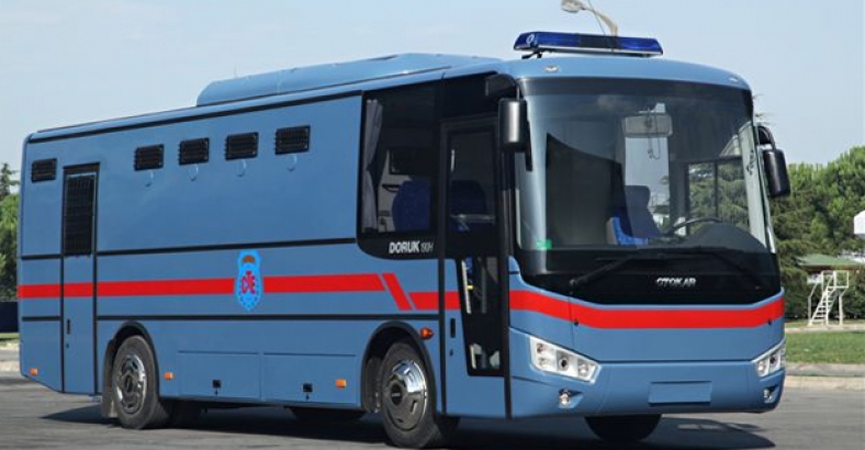 Tutuklu taşıyan cezaevi aracı devrildi