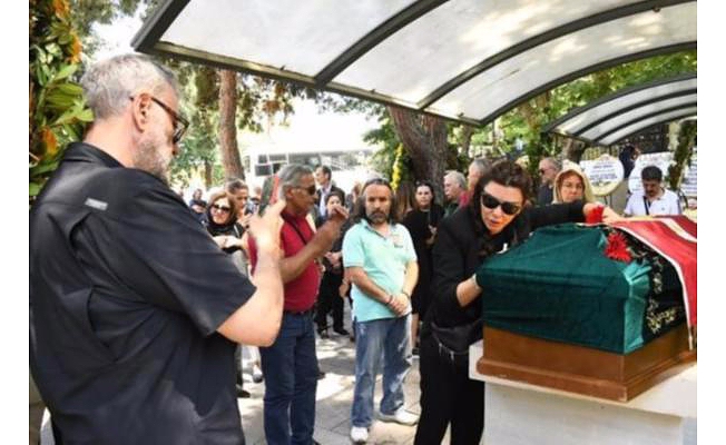 Enis Fosforoğlu cenazesinde tabutla fotoğrafını çektirmişti: Eşim koleksiyoner...