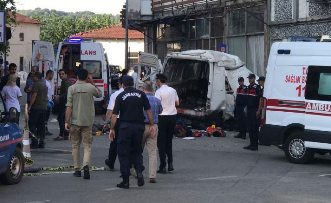 Edirne'de minibüse doldurulan 40 mülteciden 10'u yaşamını yitirdi