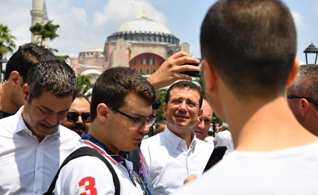 İmamoğlu cumayı Sultanahmet'te kıldı