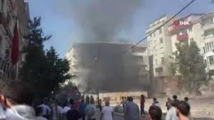 Bağcılar'da 5 katlı binada yangın
