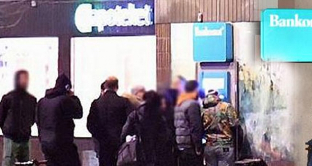 Arıza yapan ATM para saçtı