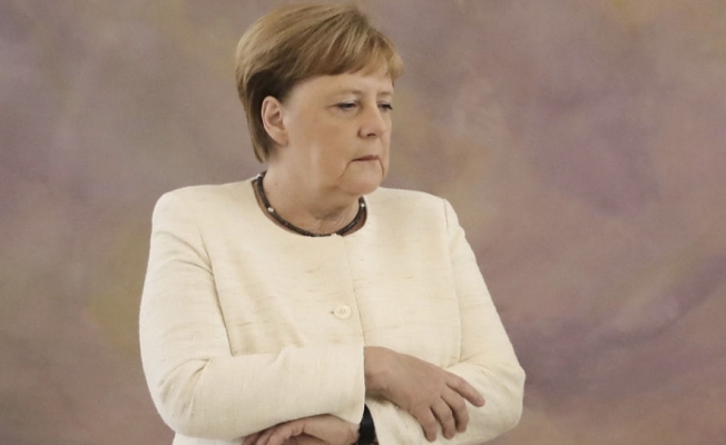 Angela Merkel neden titriyor?