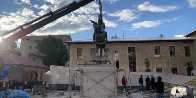Atatürk heykeli eski yerine konuldu