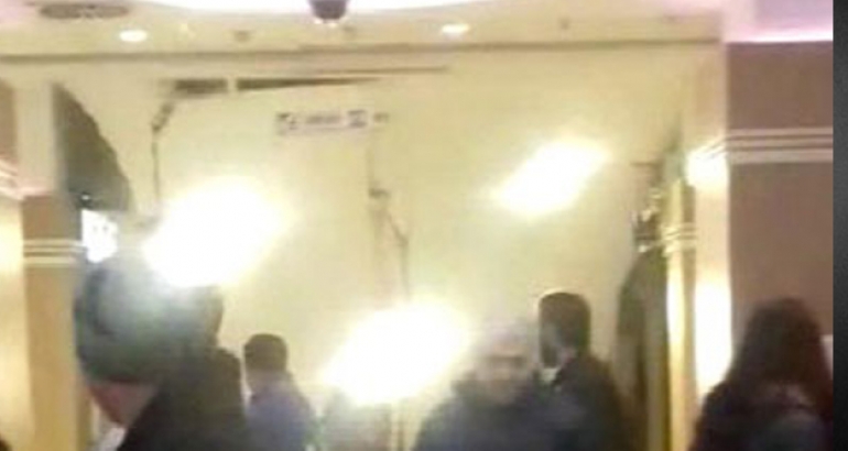 Alışveriş merkezinde asma tavan çöktü