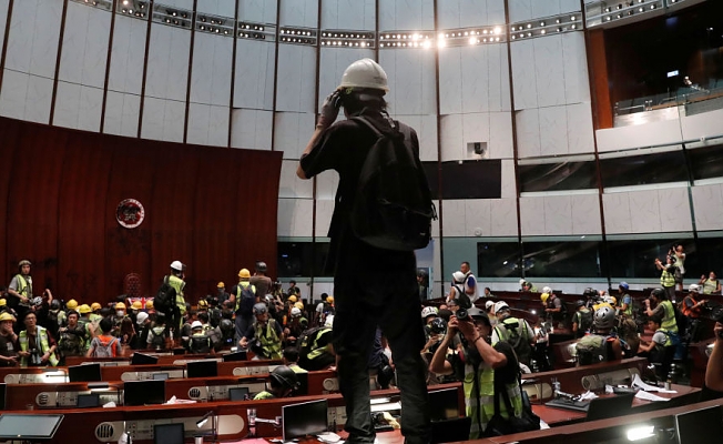 Protestocular Hong Kong'da meclis binasını bastı