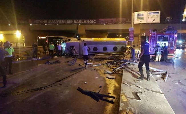 İstanbul'da yakıt tankeri devrildi, ortalık savaş alanına döndü