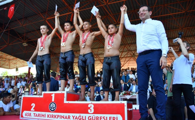 Minik pehlivanların ödülleri 'Ekrem Abi'den