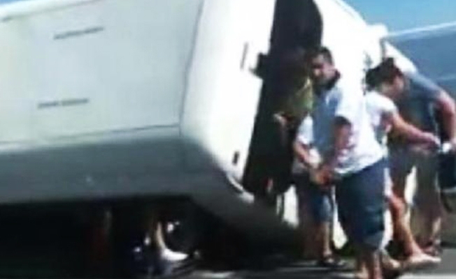 Turistlerin tur otobüsü devrildi: Yaralılar var