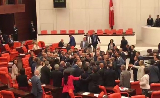 VİDEO | MHP'liler Meclis'te CHP'lilerin üzerine yürüdü