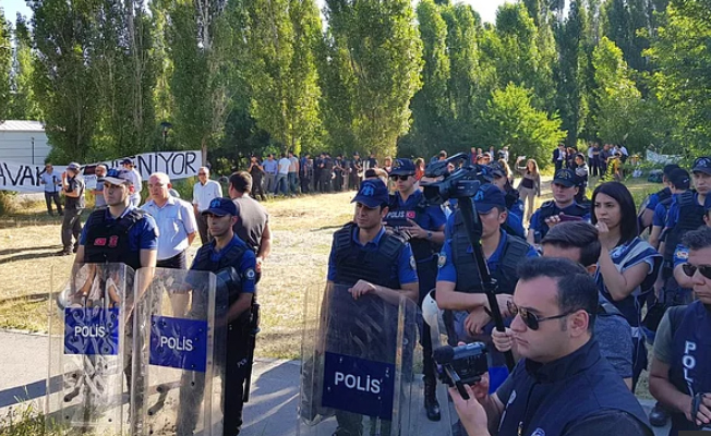 ODTÜ'de polis ve iş araçları halen okulda
