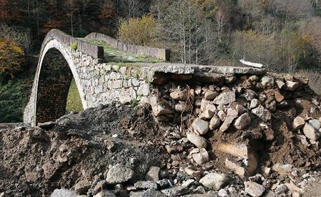 Rize'de 300 yıllık köprü restorasyonun ardından çöktü